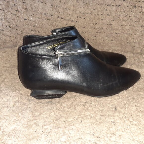 JADYROSE-Geometric Heel-Asymmetrical Zip-Black Leather Booties-Sz 7-Excellent - Picture 4 of 8